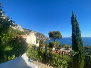 Villa à Èze — terrasse avec vue mer sur la baie