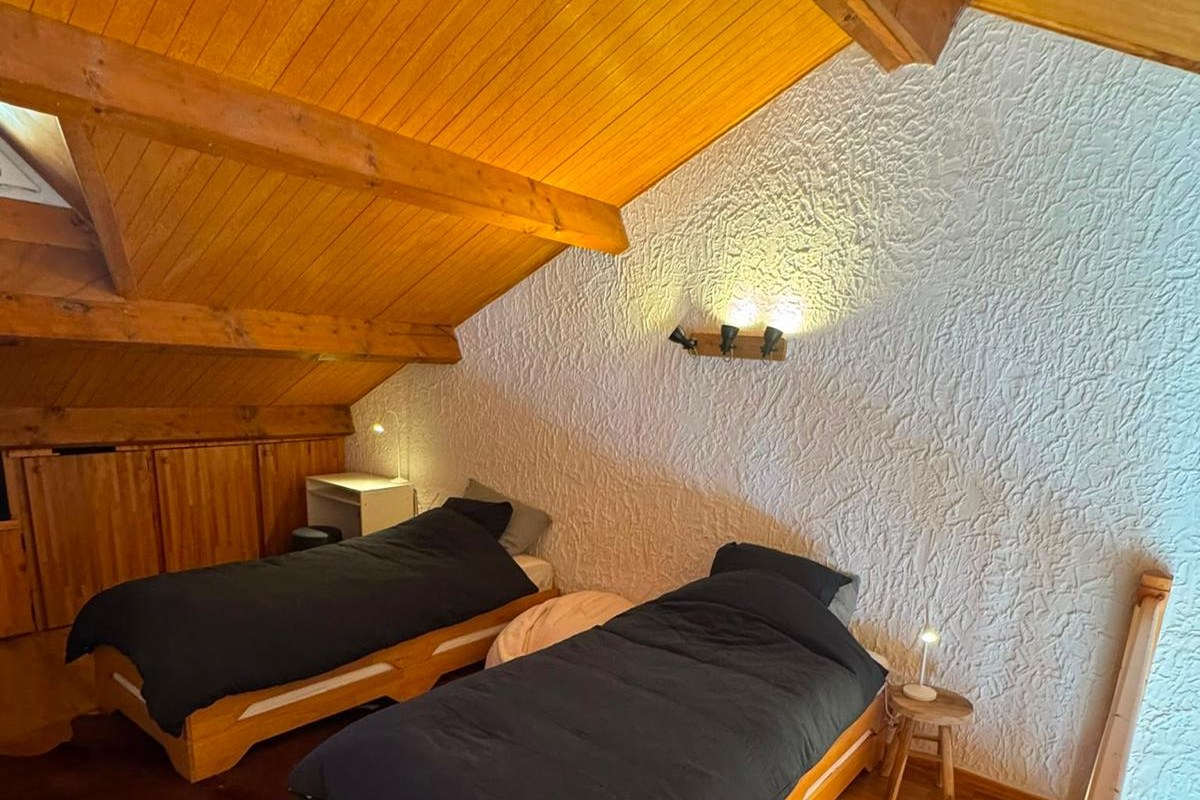 Chambre mansardée avec deux couchages sous les combles, Auron