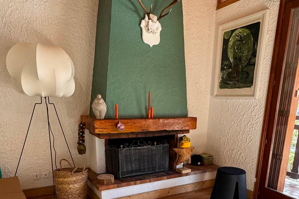 Coin cheminée esprit chalet dans un 2 pièces à Auron