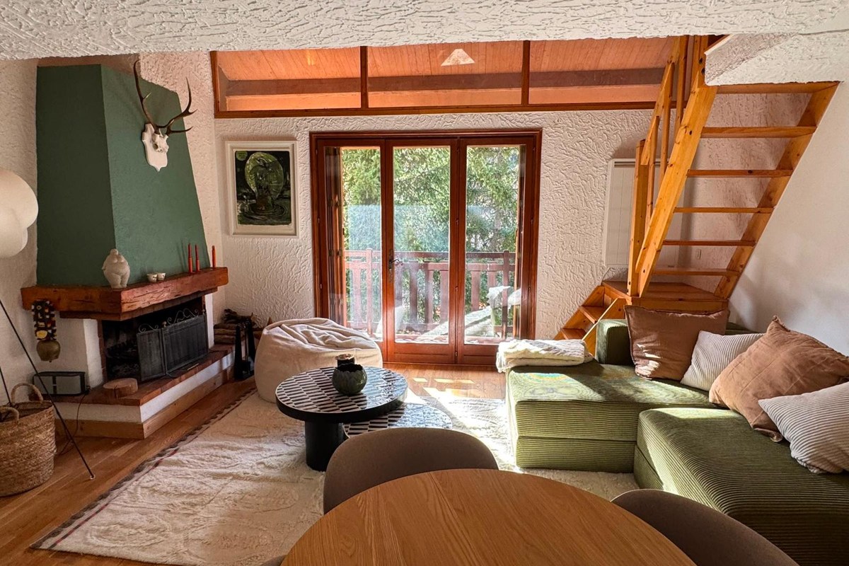 Séjour en duplex avec cheminée et balcon, appartement 2 pièces à Auron