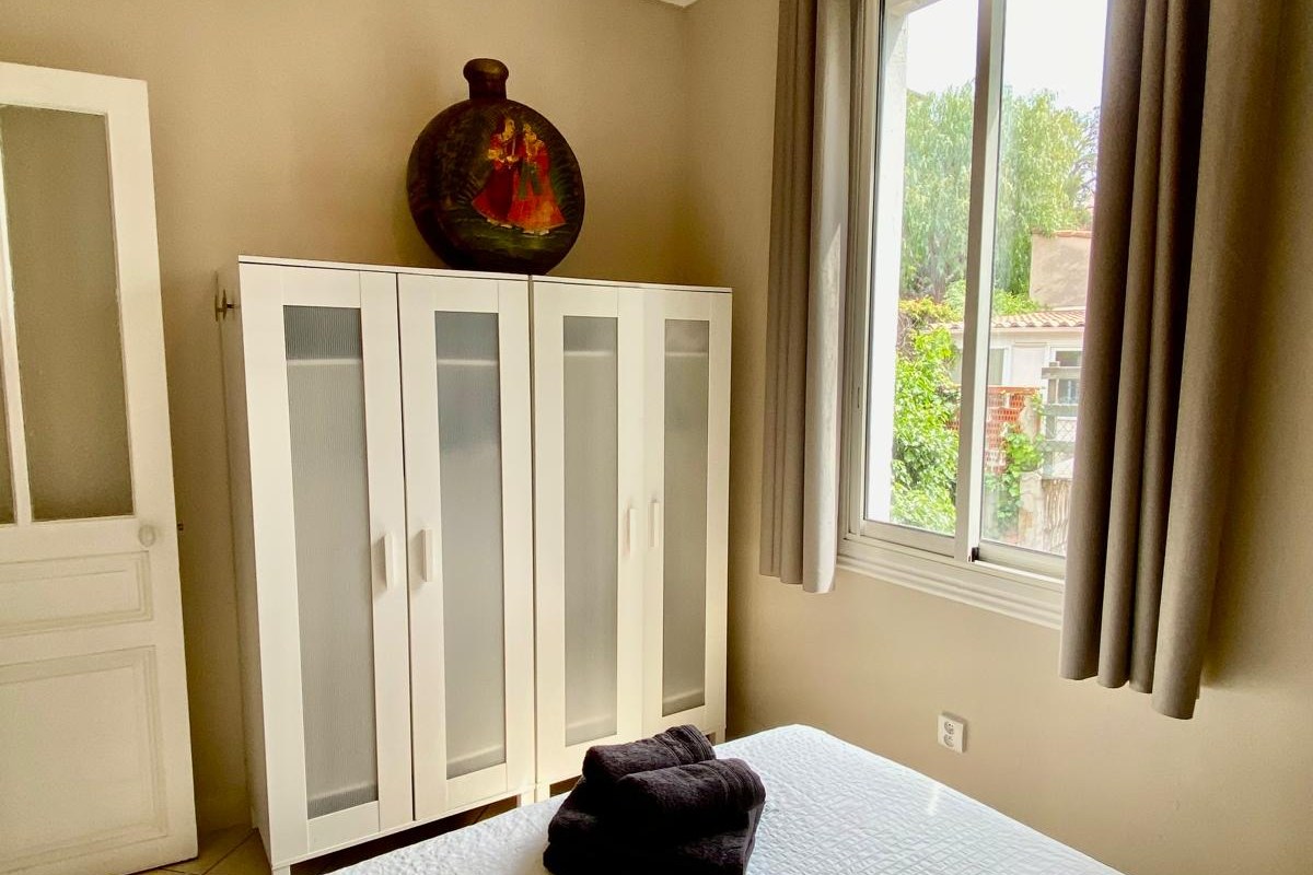 Chambre lumineuse avec rangements, appartement 2 pièces Cap d Ail
