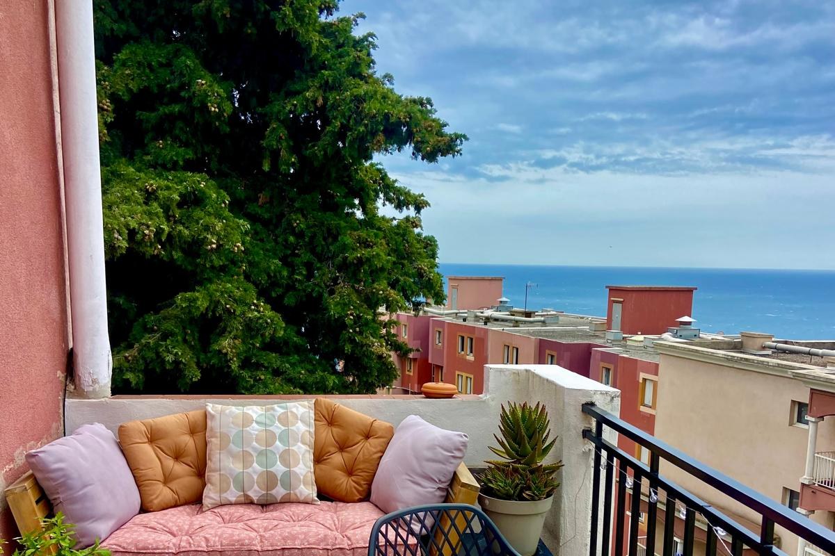 Coin salon extérieur en terrasse avec canapé, appartement à Cap d Ail